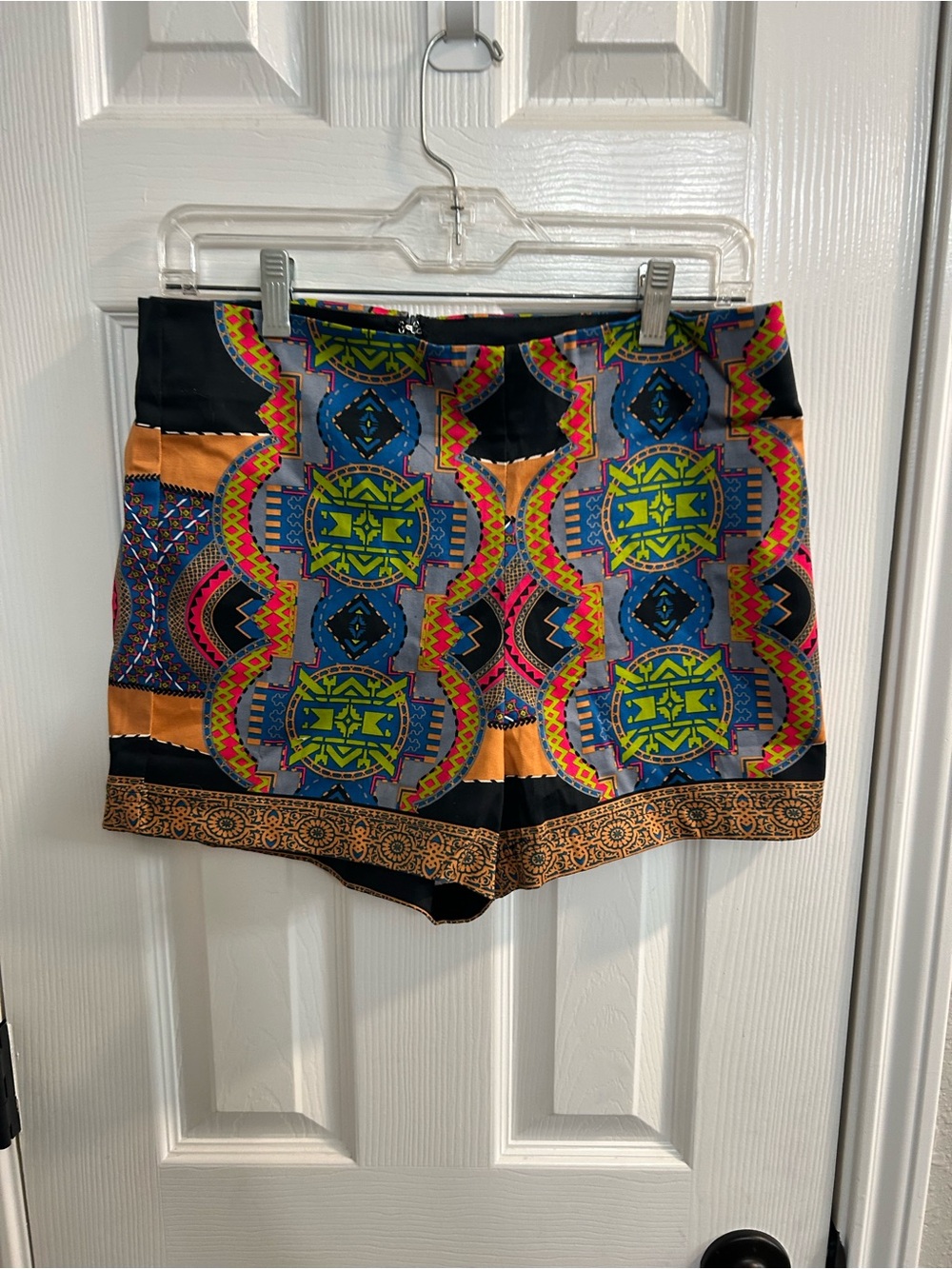 Flying Tomato Rear Zip Casual Bermuda Shorts. Tribal Pattern, Women's L. EUC!!
